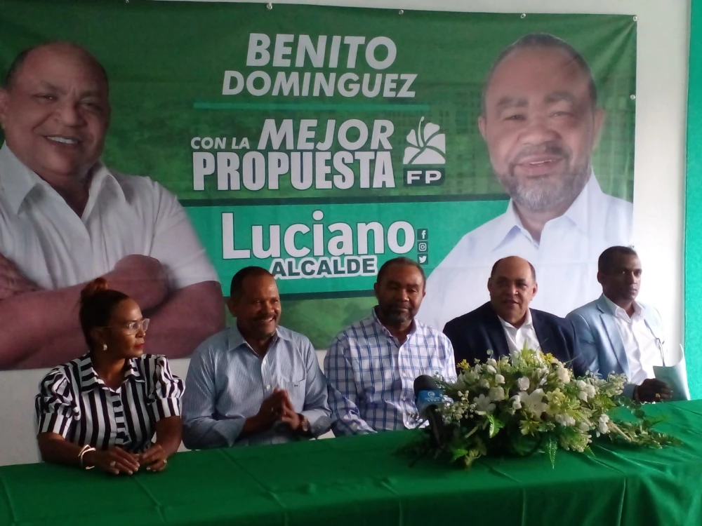 sentados Benito Dominguez junto a Francisco Luciano y varios dirigentes de la fuerza del pueblo