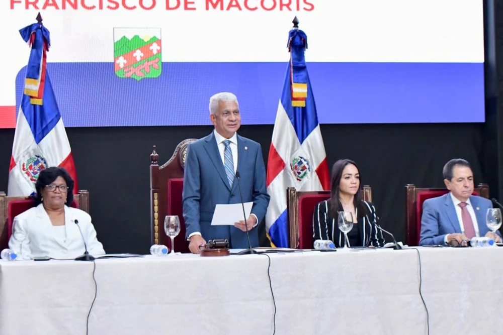 Ricardo De los Santos durante sesión del senado.