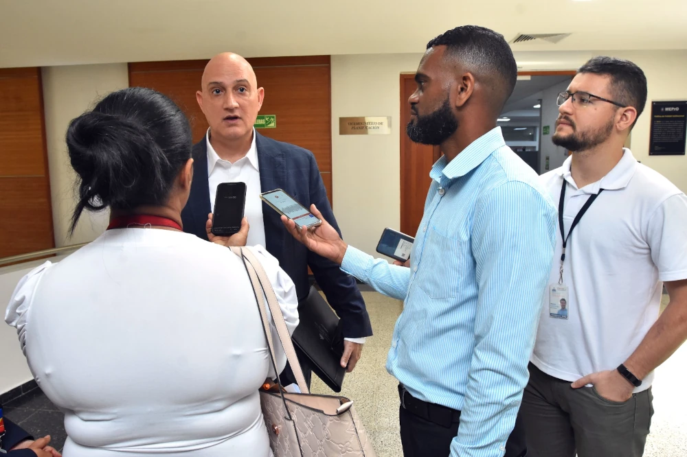 Ministro de economía, Pável Isa Contreras, compartiendo información con reporteros
