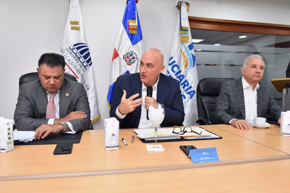 Gerente Andrés Vander Horst, Ministro Pável Isa Contreras, y el senador Antonio Taveras Guzmán en la firma del contrato.