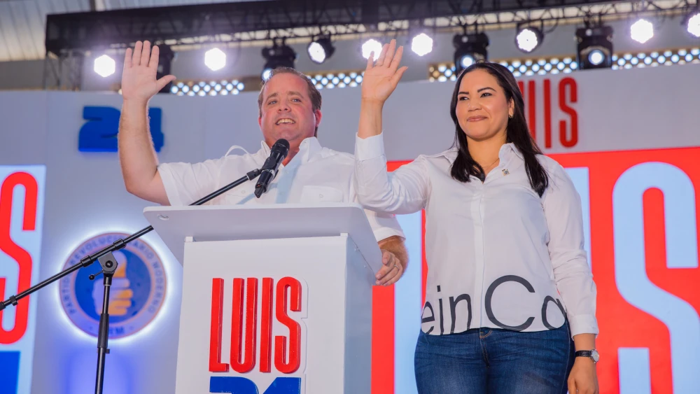 El presidente del Partido Revolucionario Moderno (PRM), José Ignacio Paliza, juramentando a la diputada Fabiana Tapia.