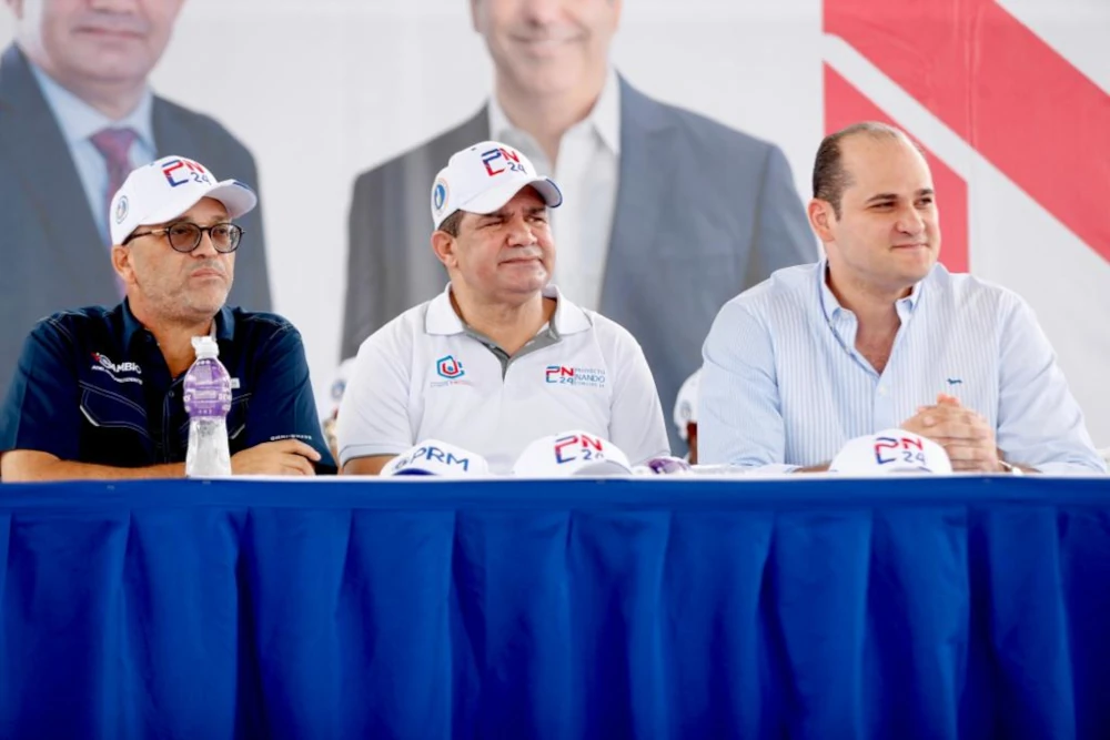 Freddy Fernandez, Fernando Paniagua (Nando), y Adolfo Perez en asamblea de apoyo a reelección del presidente Luis Abinader.