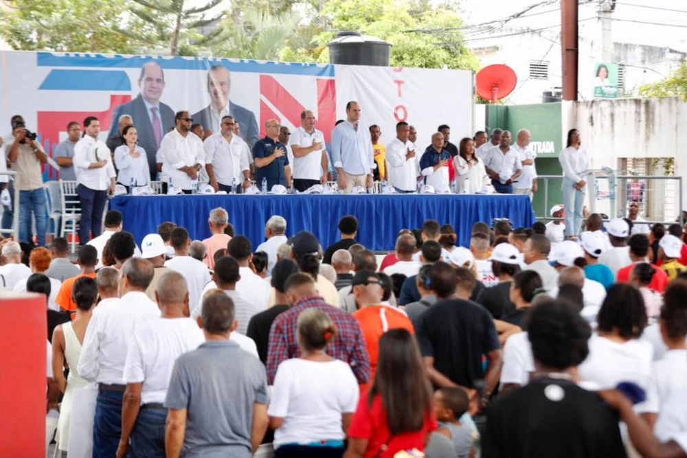 Mesa principal y asistentes a la asamblea en apoyo a reelección al presidente Abinader.