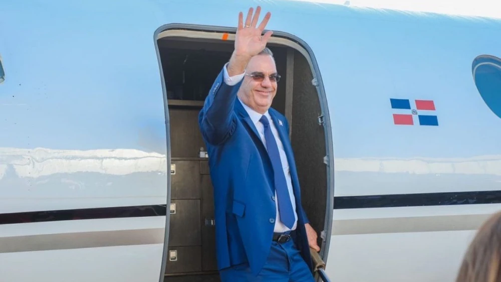 Presidente Abinader bajando de un avion