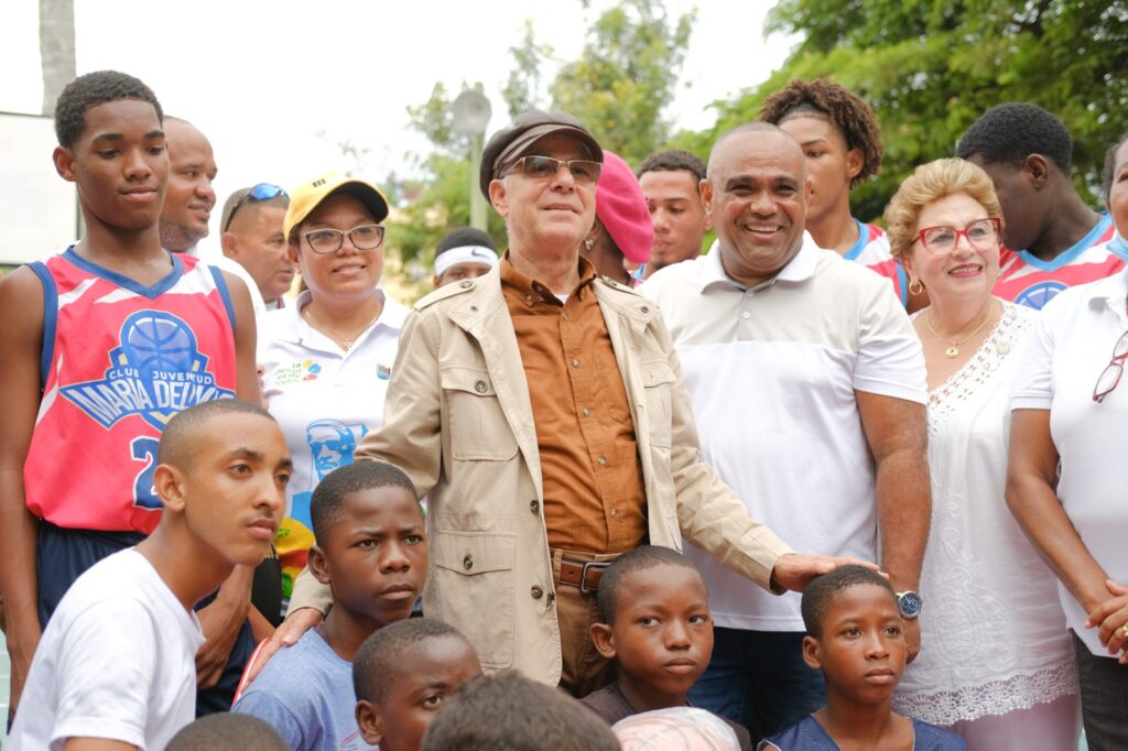 el alcalde manuel jimenez junto a personas de la comunidad