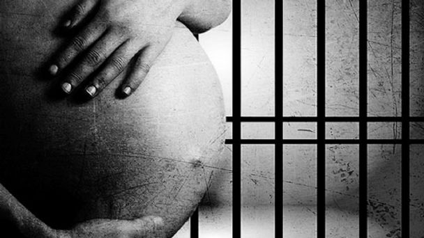 una adolecente embarazada en la carcel
