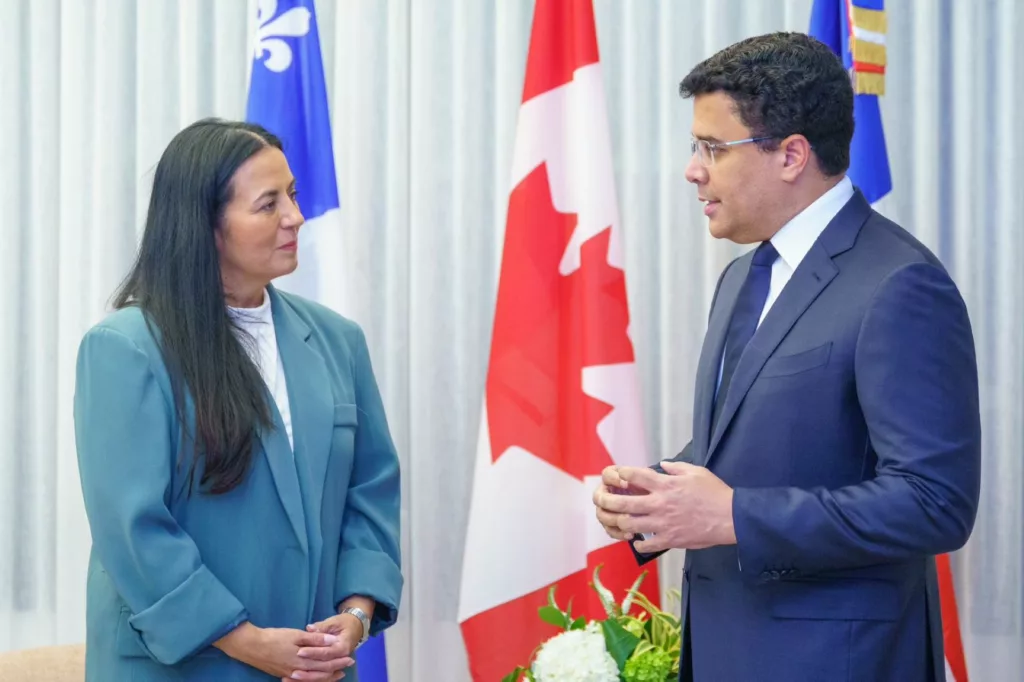 Ministro de Turismo, David Collado, discutiendo planes con la ministra de turismo de canadá, Soraya Martinez