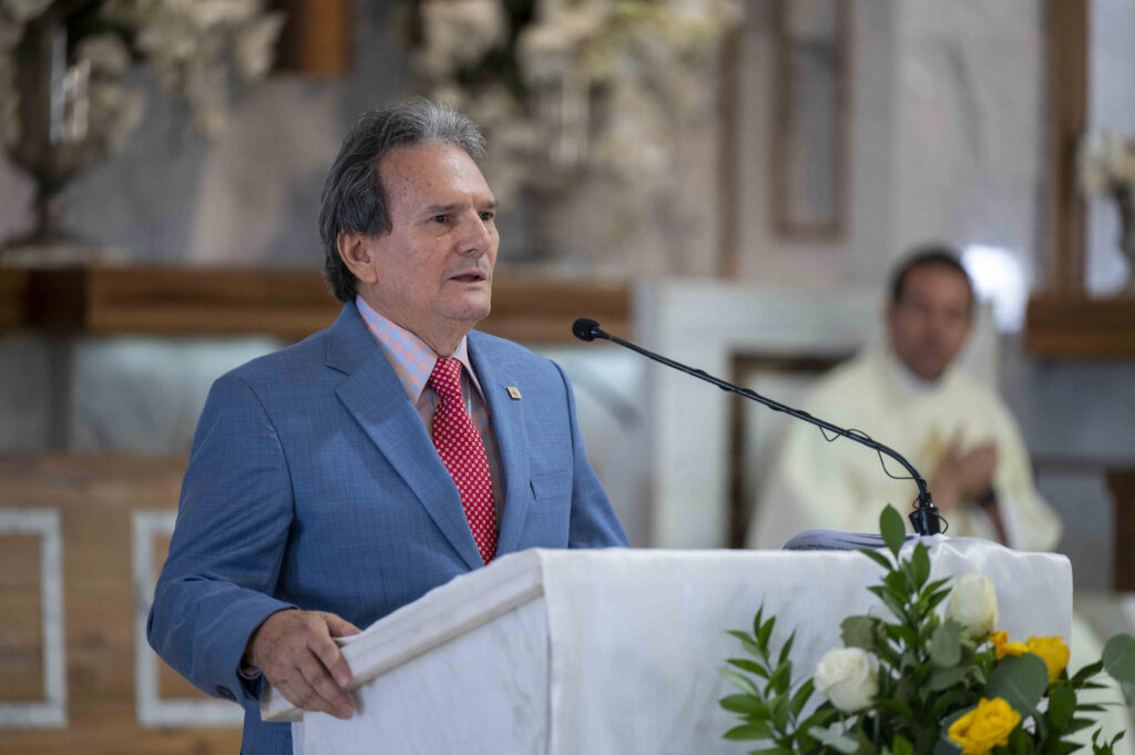 Modesto Sánchez, vicepresidente ejecutivo de ARS Reservas agradece a los presentes en la eucaristia