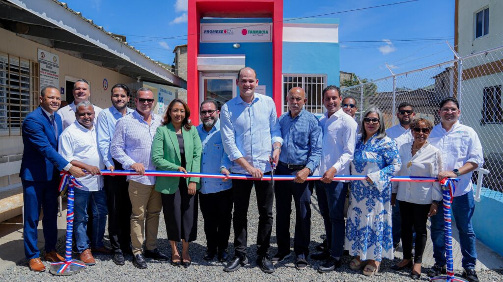 director del Programa de Medicamentos Esenciales y Central de Apoyo Logístico, Adolfo Pérez, corta la cinta para dejar inauguradas las farmacias del pueblo