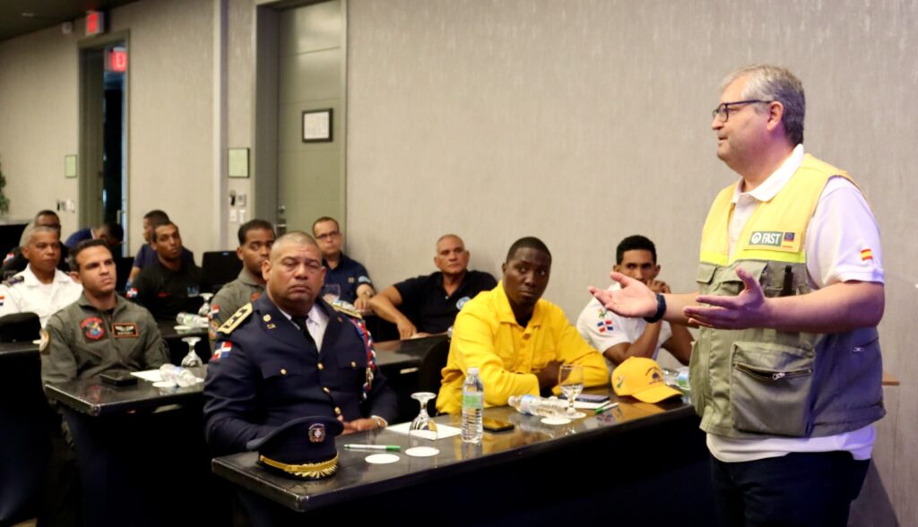 Bomberos de España capacitan a dominicanos en protocolos para combatir incendios forestales