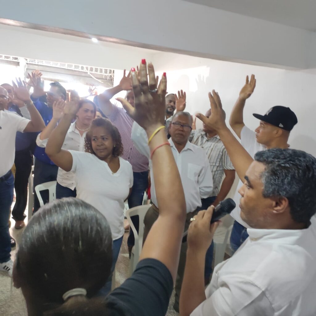 Vinicio Aquino juramenta a los candidatos