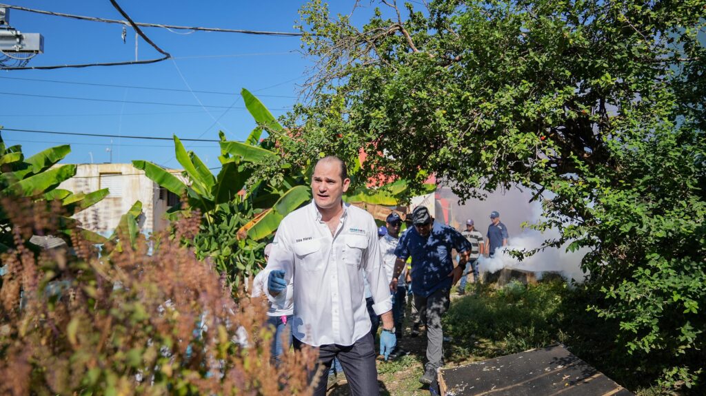 Adolfo Perez limpiando una zona