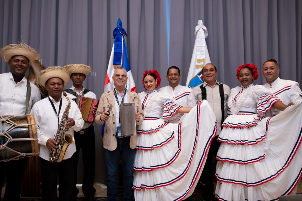 Alcalde Manuel Jimenez junto a grupo de baile