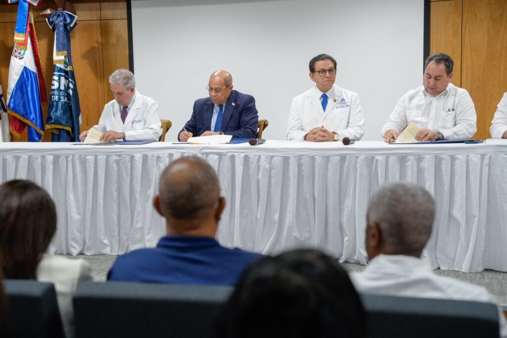 firmando el acuerdo de capacitacion