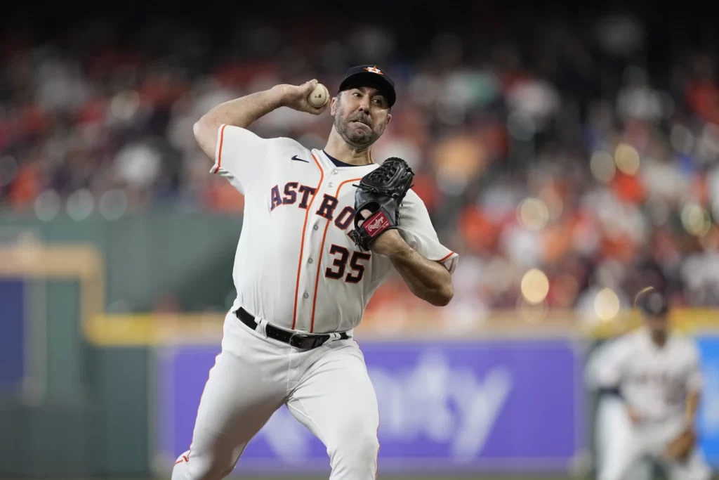 Verlander lanzando en el partido contra los Mellizos