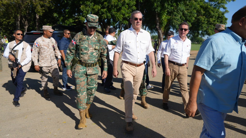 El presidente Abinader visitando la frontera