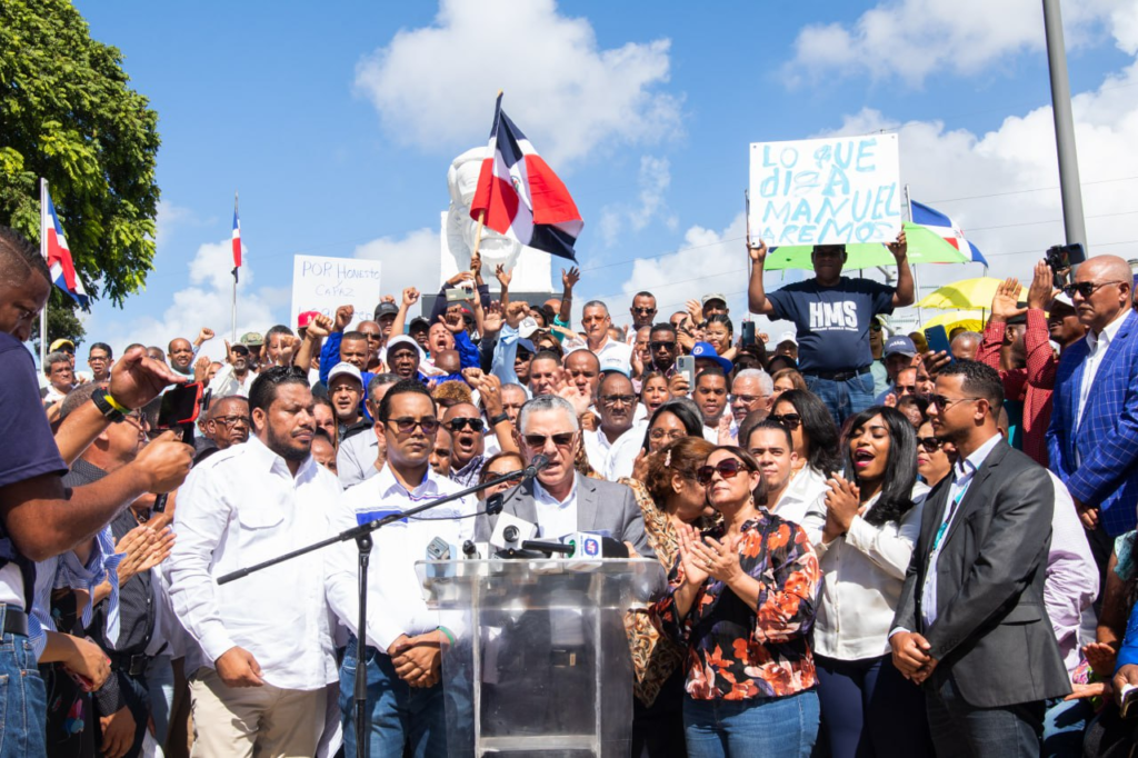 Alcalde Manuel Jiménez con gente apoyándolo a su alrededor