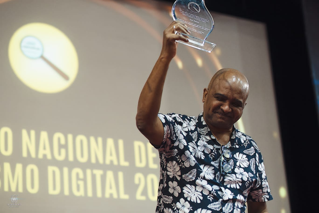 Persona sosteniendo Premio Nacional de Periodismo Digital