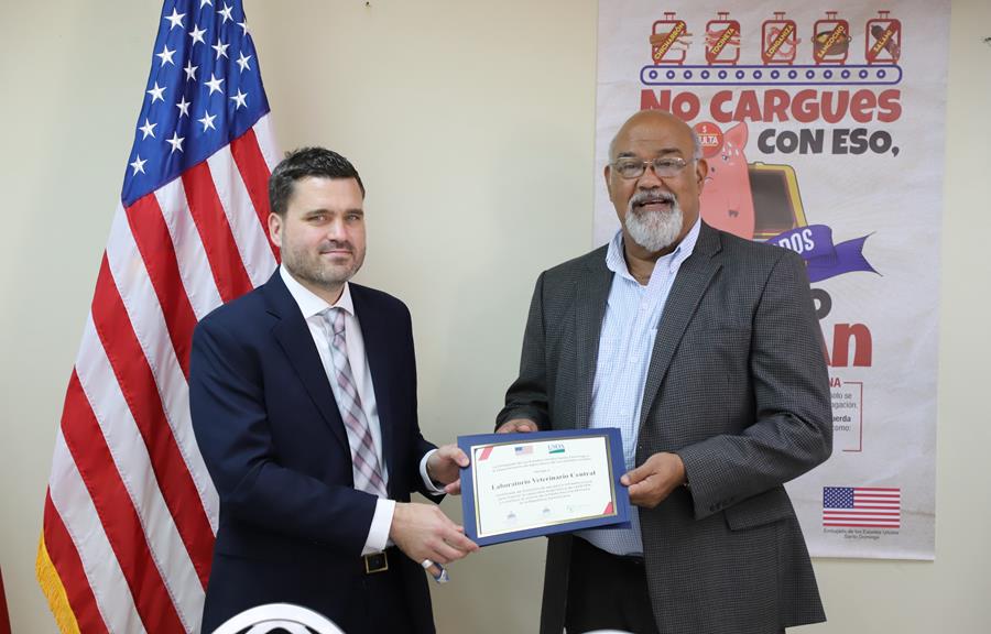 el viceministro Darío Vargas y el ministro consejero interino de la Embajada de los Estados Unidos en Santo Domingo, Ted Bryan.  