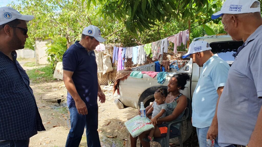 Fernando Paniagua conversando con una madre sobre el peligro del Dengue