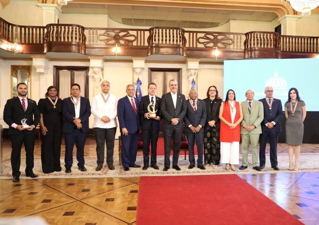 el presidente Abinader junto a servidores publicos reconocidos 