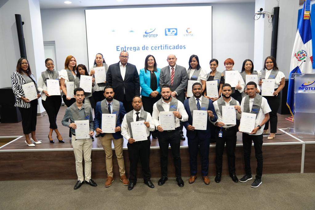  26 participantes que completaron el Diplomado sobre el Sistema Dominicano para la Calidad (SIDOCAL).