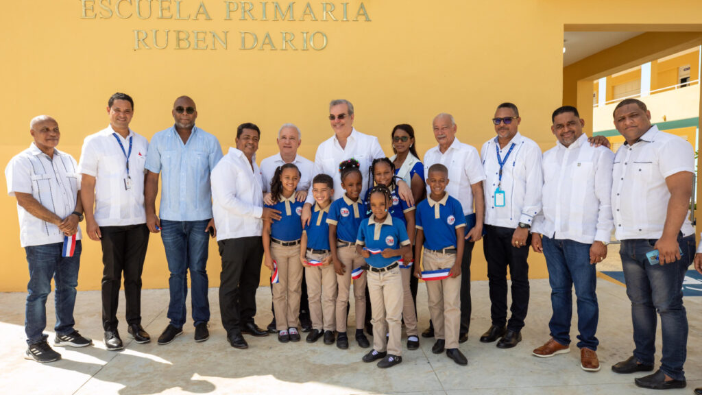 El presidente Luis Abinader encabezó este sábado la inauguración de dos nuevas escuelas primarias en Los Alcarrizos, provincia Santo Domingo.
