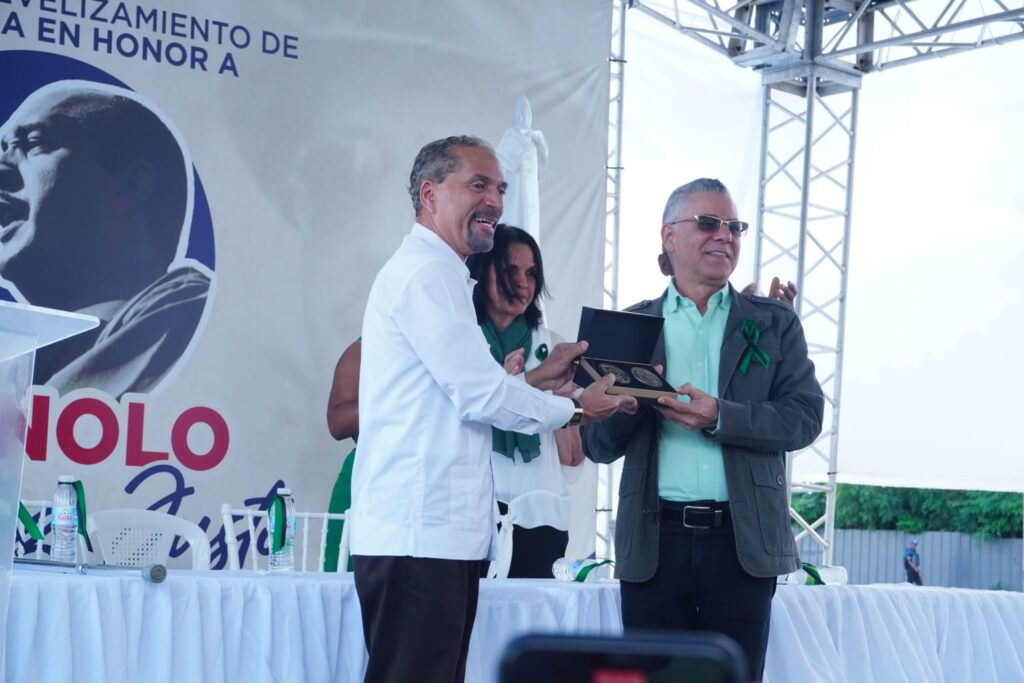 Manuel Jiménez recibe reconocimiento