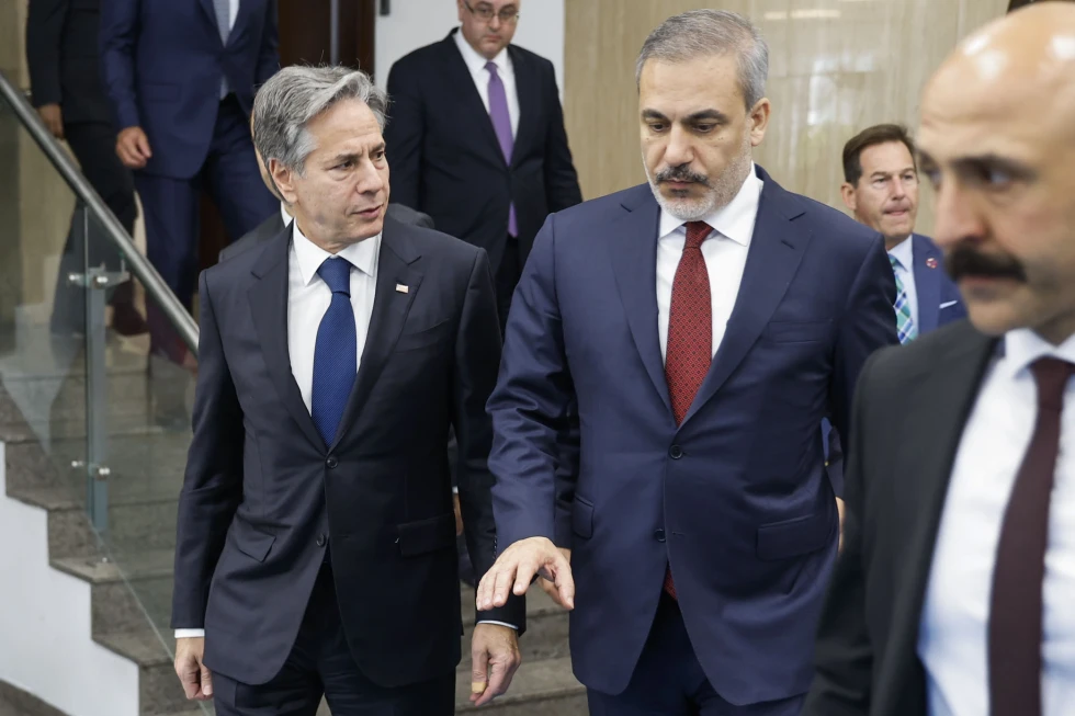 El secretario de Estado de EEUU Antony Blinken (i) con el canciller turco Hakan Fidan en Ankara el 6 de noviembre de 2023. (Jonathan Ernst/Pool via AP)