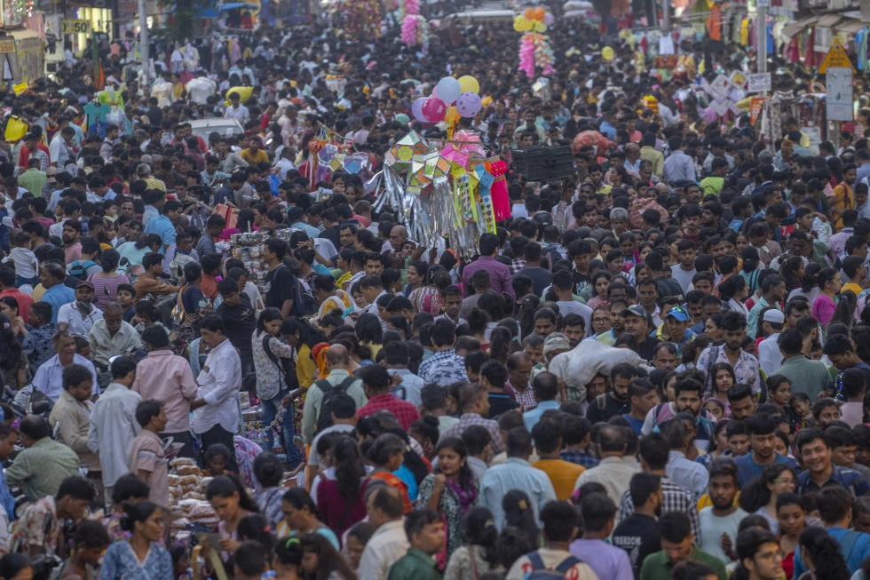 Una multitud de personas abarrota un mercado durante los preparativos para la fiesta de Diwali, en Mumbai, India, el 5 de noviembre de 2023. (AP Foto/Rafiq Maqbool)