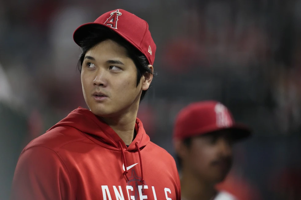 Shohei Ohtani, de Los Angeles Angels, camina en el dugout durante la novena entrada del partido de béisbol del equipo contra los Detroit Tigers en Anaheim