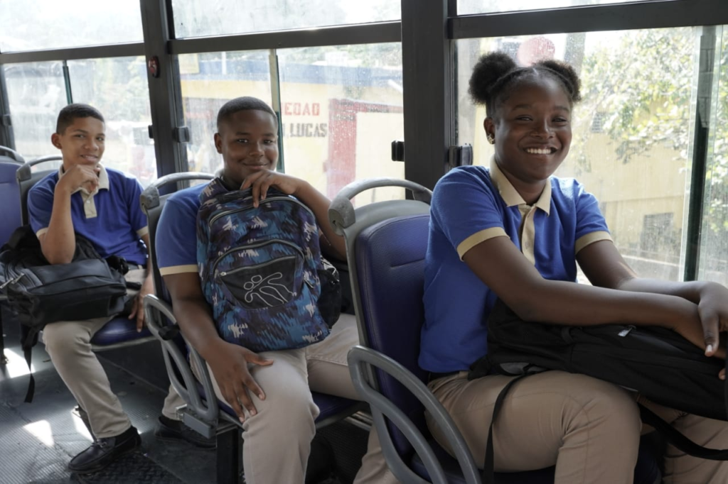 Niños en autobús 