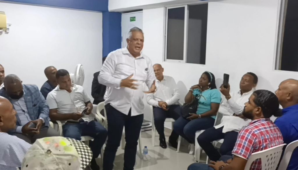 Félix Grullón hablando a los dirigentes del PRM.