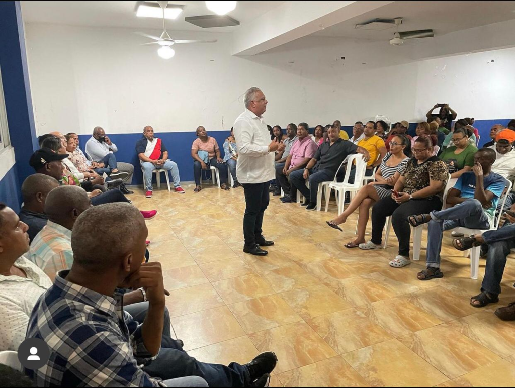 Félix Grullón hablando a los dirigentes del PRM.