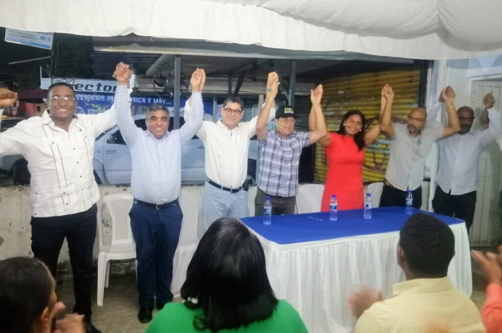 dirigentes del PRD Y la fuerza del pueblo levantan las manos