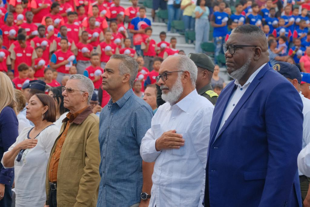 El alcalde de Santo Domingo Este, Manuel Jiménez, presidió el acto de inauguración. Le acompañó el presidente del Comité Organizador de los IV Jugos, Persio Maldonado.