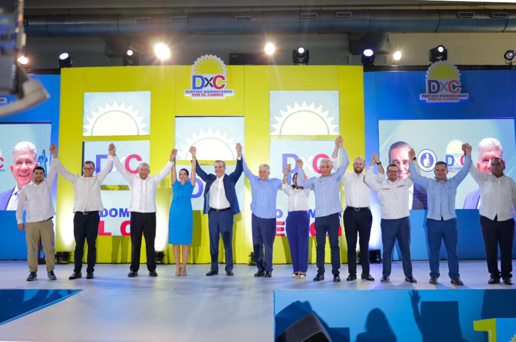 el presidente y los dirigentes de Dominicanos por el cambio levantan las manos