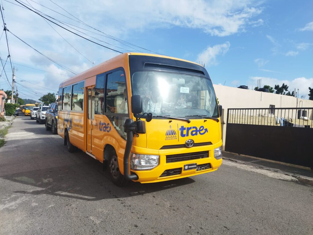 autobus de TRAE para llevar y recojer los estudiantes de las escuelas publicas