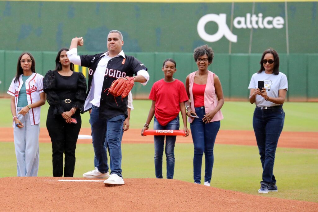 Erick Guzmán acompañado de su familia lanzando la primera bola 