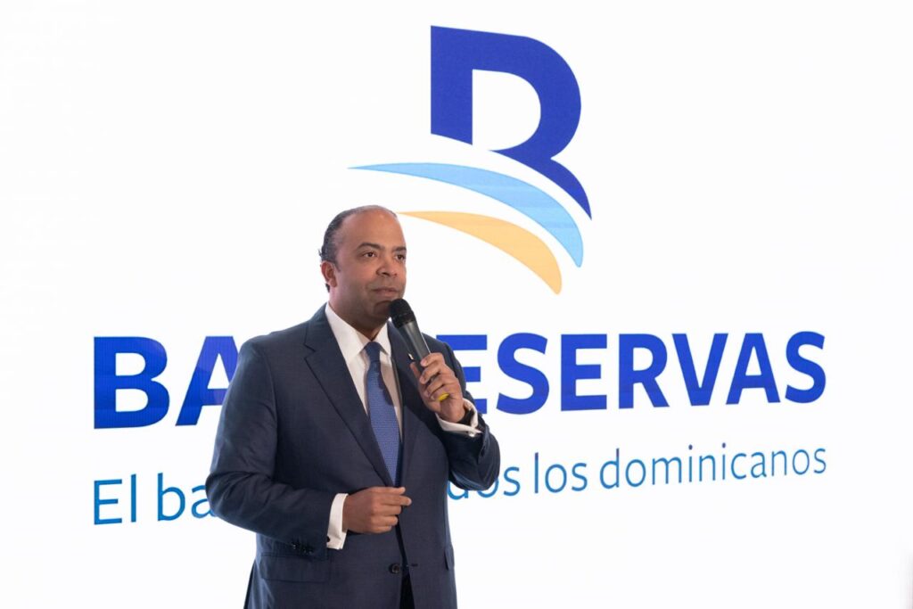 El administrador general de Banreservas, Samuel Pereyra, anuncia en Fitur el
compromiso del banco de continuar respaldando la inversión turística en el país.