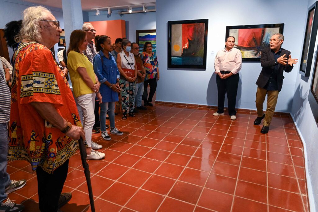 El crítico de arte Amable López Meléndez explica la exposición “Guillo Pérez
Centenario. Obras de la colección Portela Bisonó”, en una visita guiada por la sala
Ada Balcácer en el Centro Cultura Banreservas.
