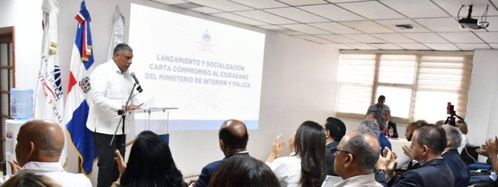 El ministro, Jesús Vásquez Martínez, habla a los presentes en el acto 