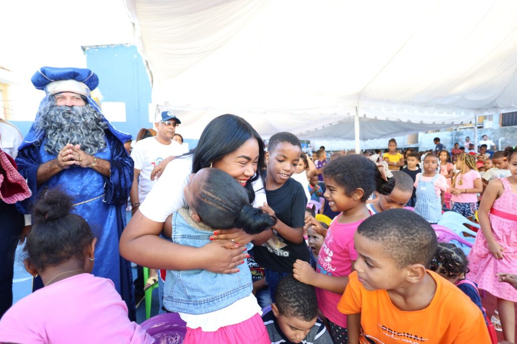 La diputada Leyvi Bautista  abraza a los niños en la entrega de juguetes  