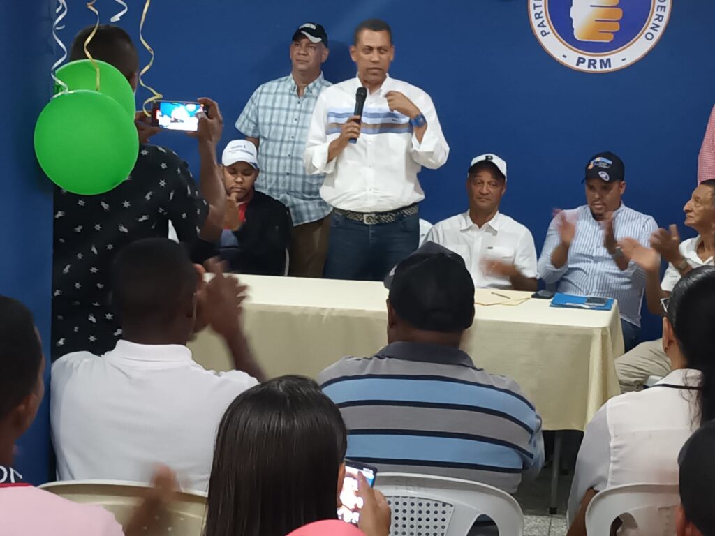 El director de campaña de la región Cibao Central del presidente Luis Abinader para las elecciones del 2024, Guido Gómez Mazara, hablando a los companeros del PRM