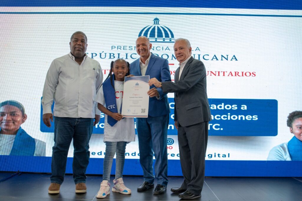 Isidro Torres  Tony Peña  y el senador de la provincia de santo Domingo Antonio Taveras entregan certificados a los jovenes
