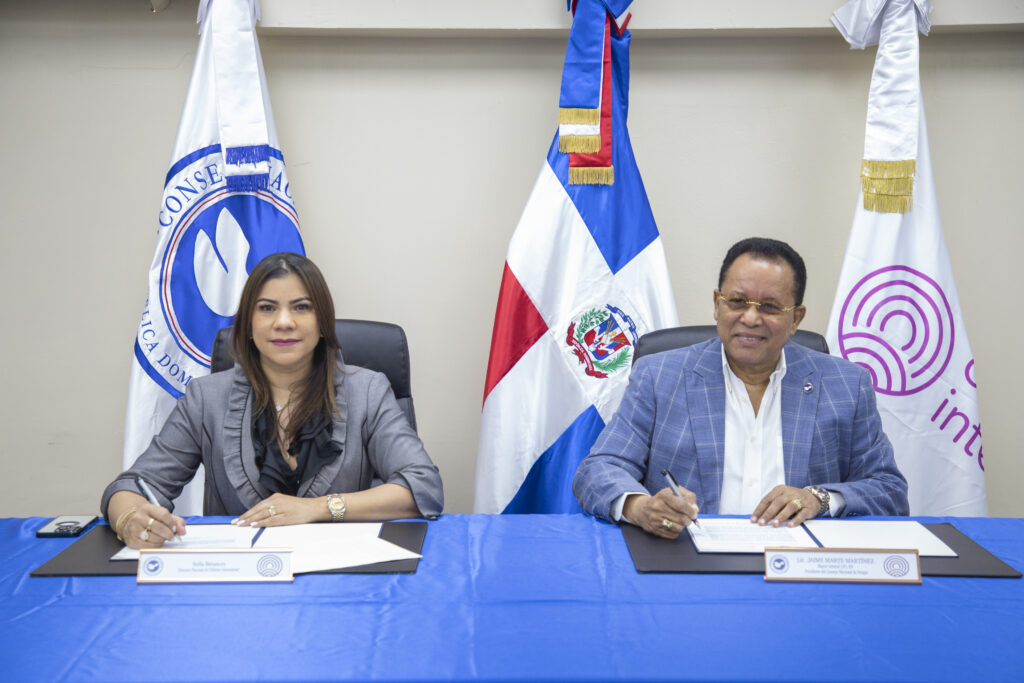  el presidente del CND mayor general (sp) Lic.
Jaime Marte Martínez y la directora nacional de Children International, Lic.
Sofía Betánces, firman acuerdo de cooperacion