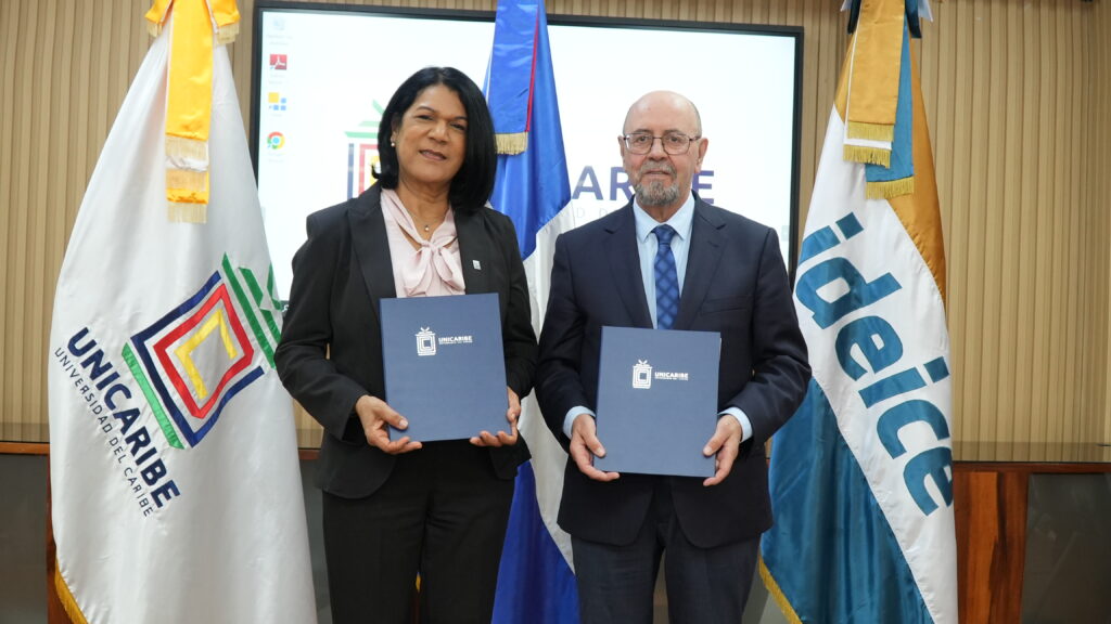  el doctor Emilio Mínguez Torres, rector de UNICARIBE; y la doctora Carmen Caraballo, directora ejecutiva del Ideice. presentar el documento firmado
