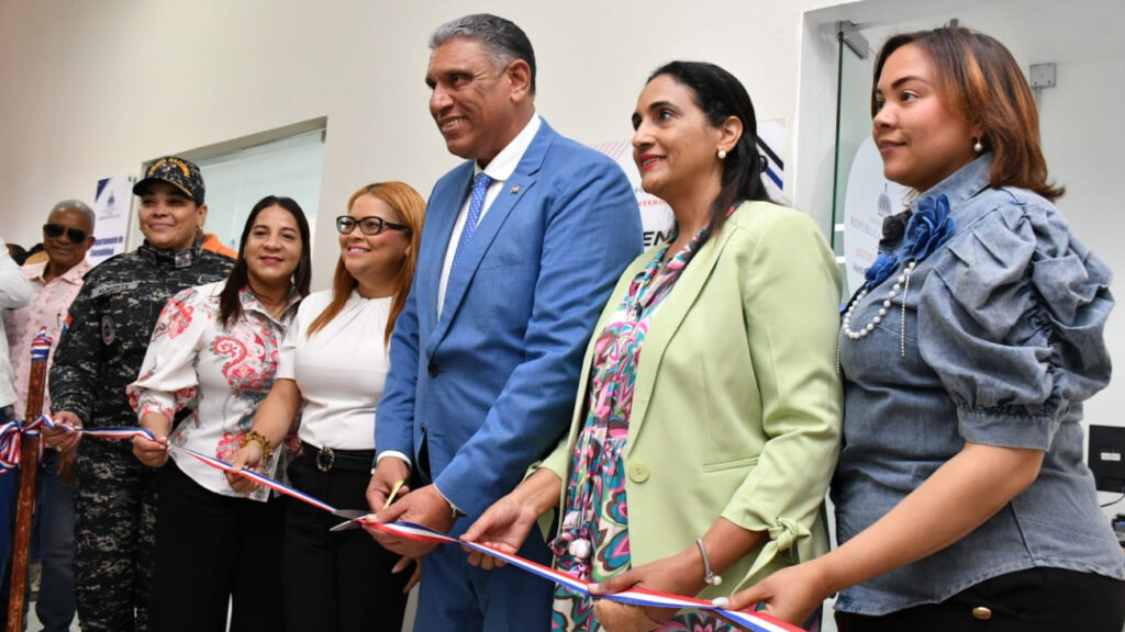el ministro Jesús Vásquez Martínez corta la cinta que deja inaugurada la oficina del ministerio en aua
