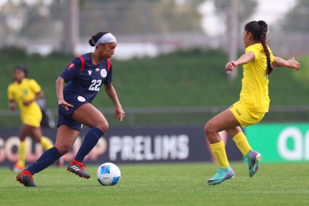 jugadora de la seleccion Dominicana trata de hacer un gol