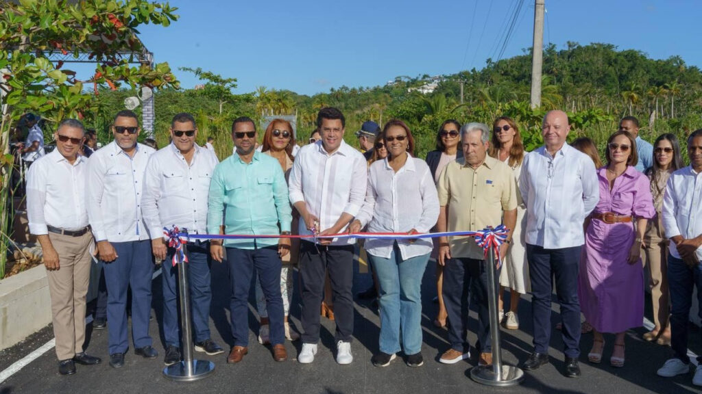 El ministro de Turismo, David Collado, inauguró este jueves la reconstrucción de las vías de accesos de Ramal Viva y Ramal Los Nómadas, en playa Cosón, 